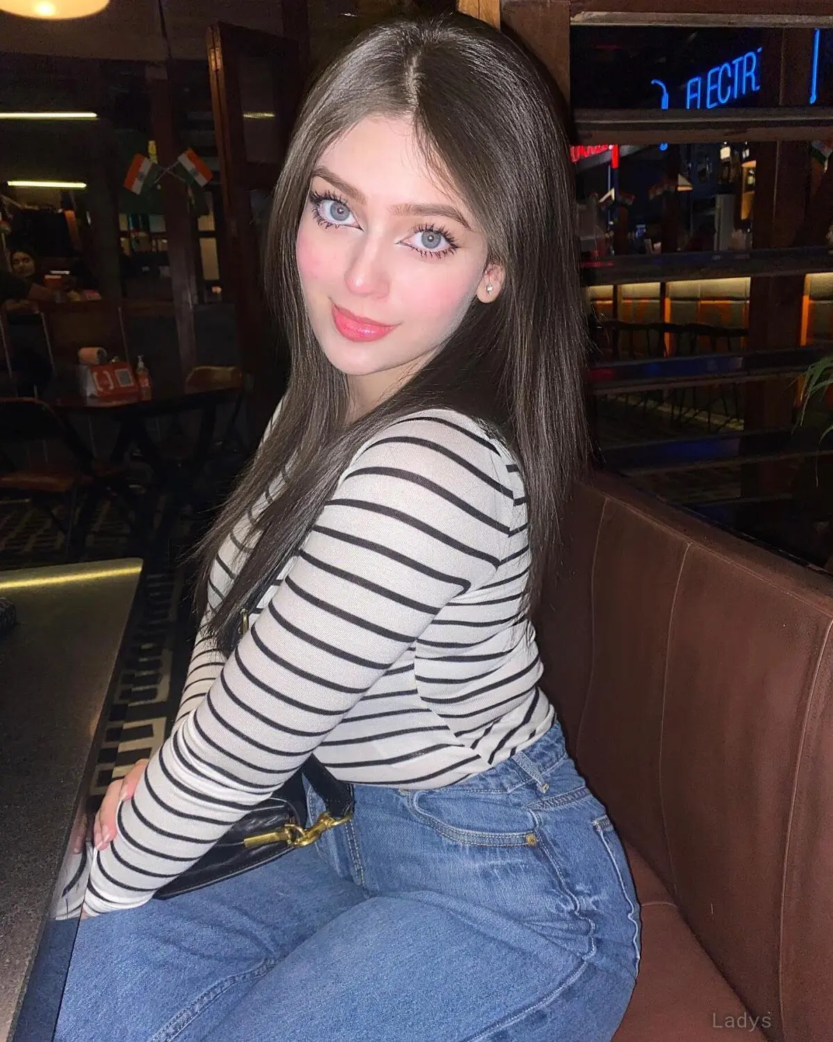 Shreyaa (22) – Call Girl & Independent Escort Service in Abu Dhabi - Gallery Photo 3