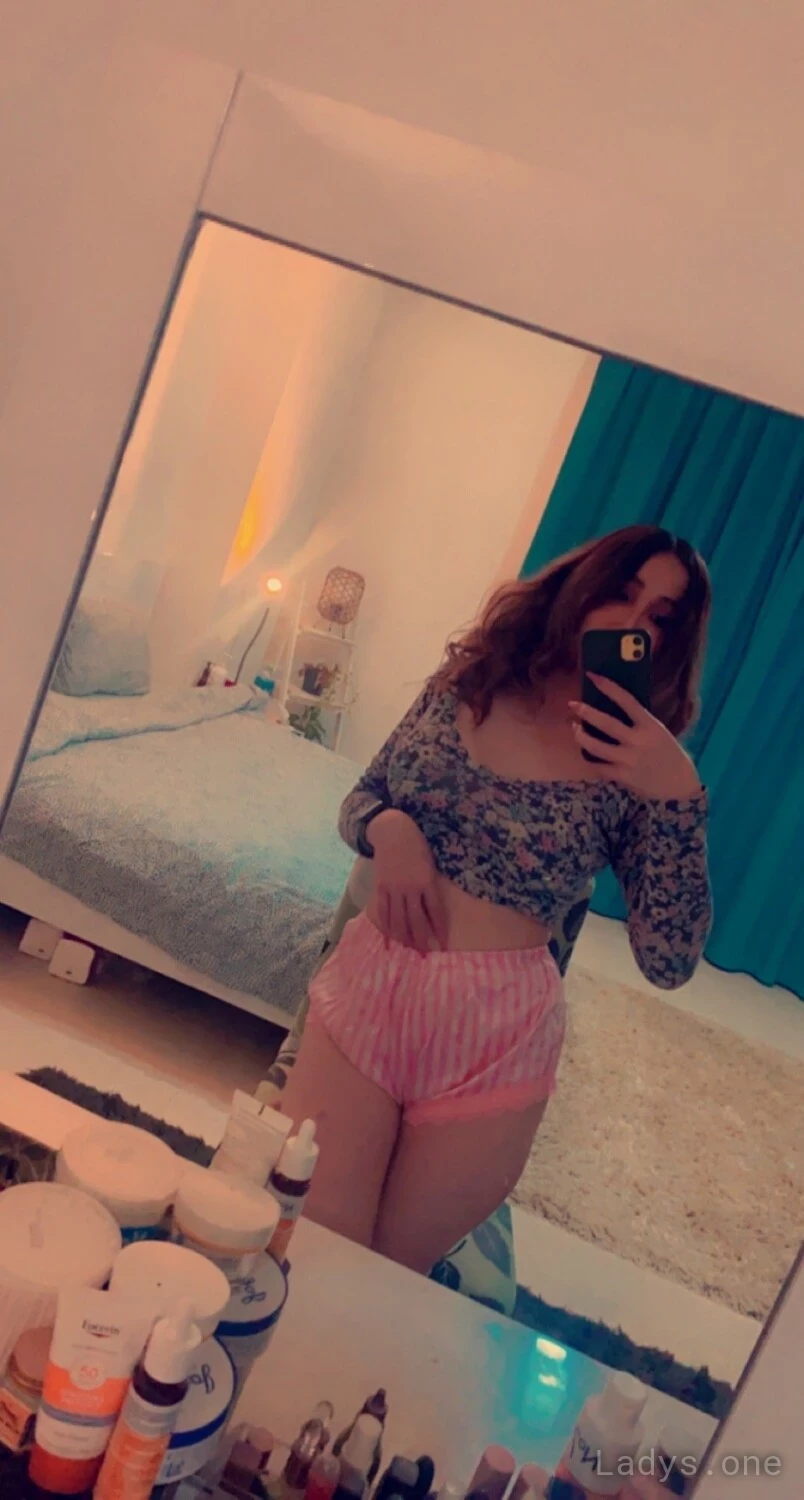 Lina (24) – Call Girl & Independent Escort Service in Al Muharraq - Gallery Photo 4