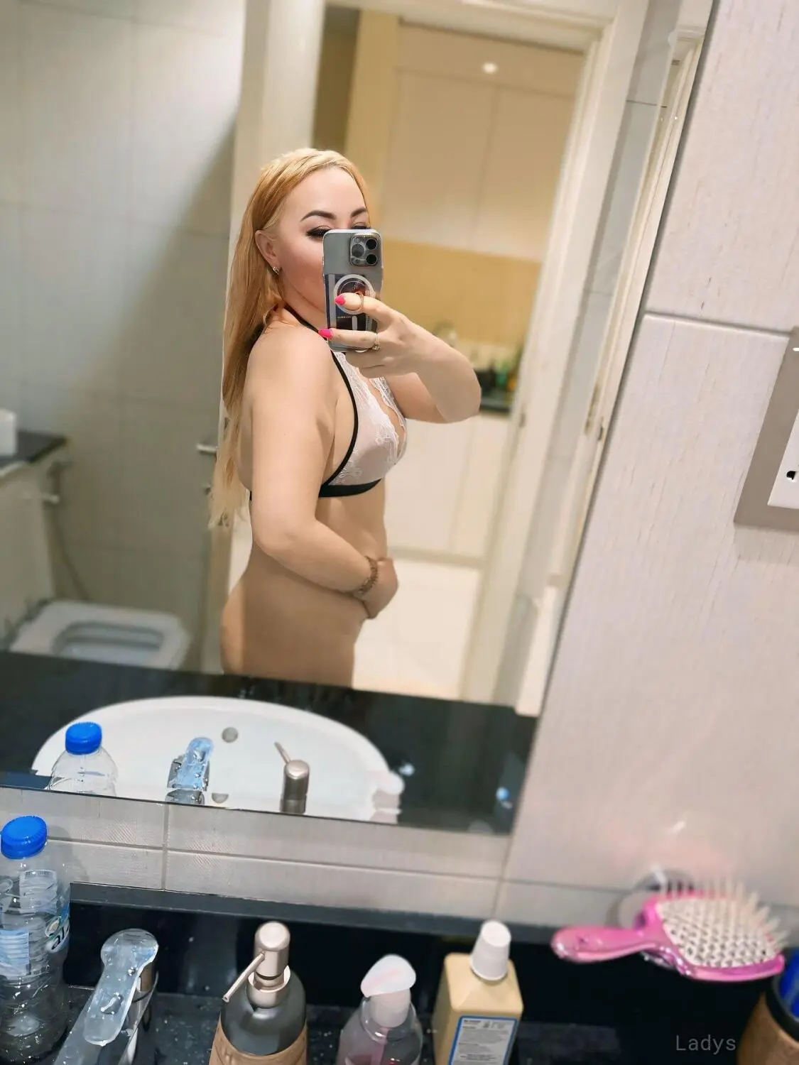Elena (27) – Call Girl & Independent Escort Service in Abu Dhabi - Gallery Photo 2