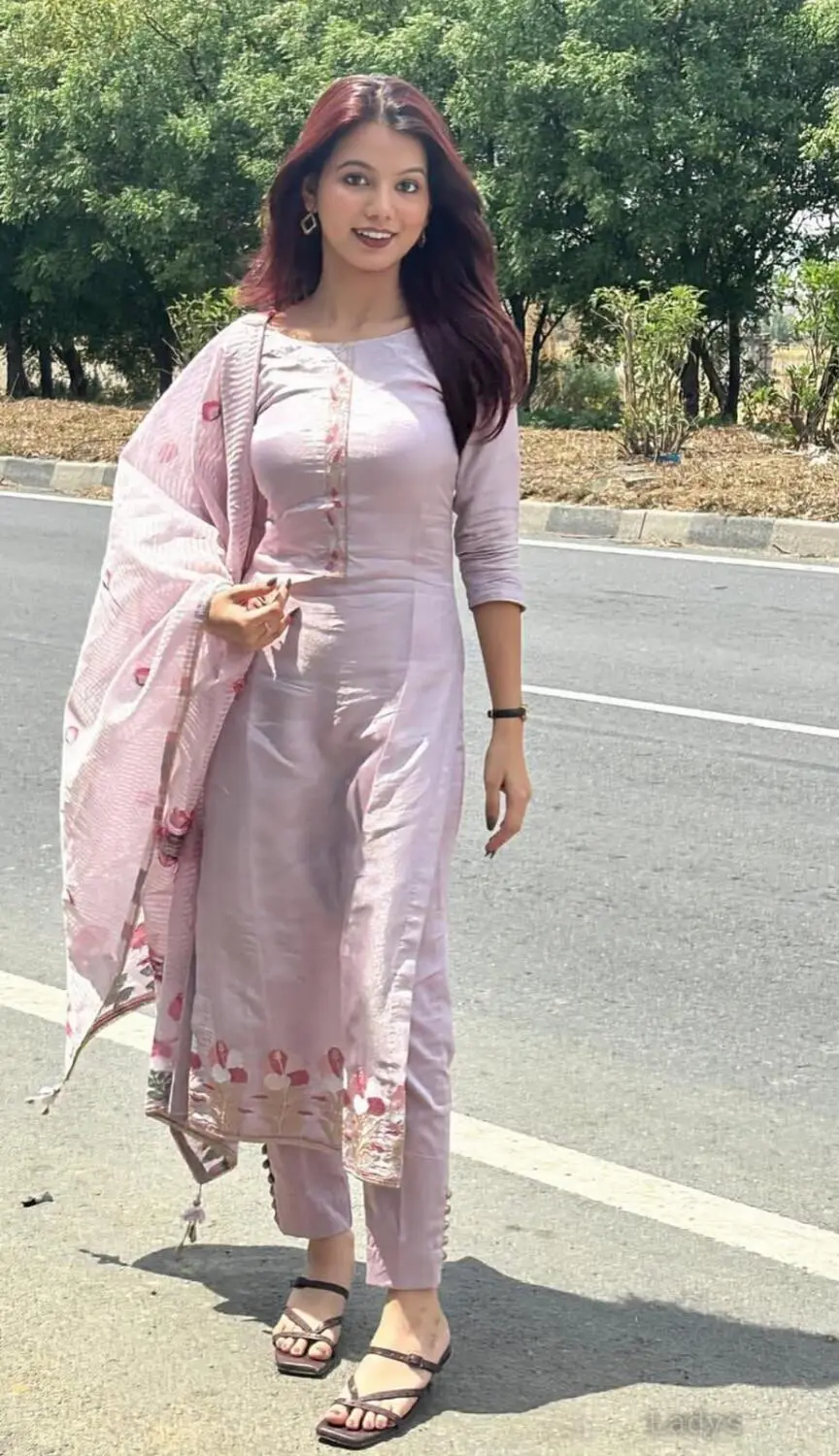 Nashik (20) – Call Girl & Independent Escort Service in Varanasi - Gallery Photo 2