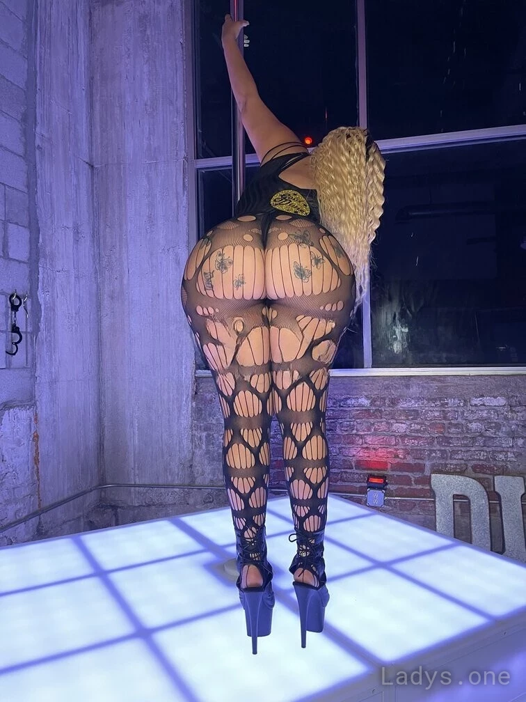 Voluptuous Vivica (26) – Call Girl & Independent Escort Service in Wheeling - Gallery Photo 5